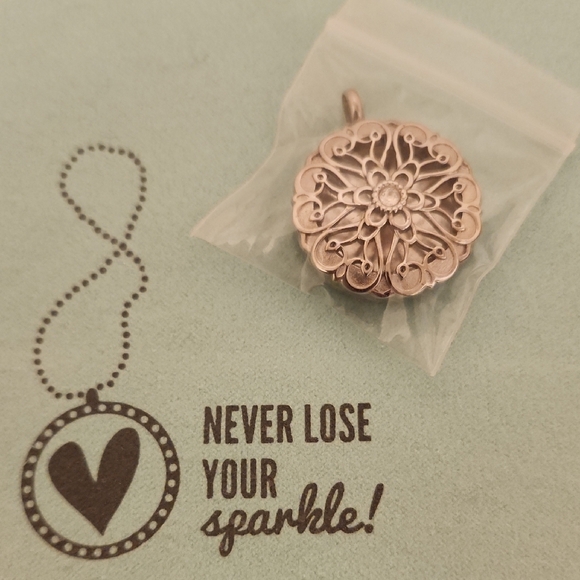 Origami Owl Jewelry - Origami Owl Floral Necklace Pendant